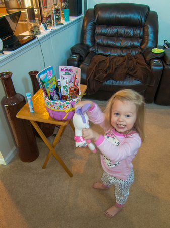 2014 04-21 Lexi getting her Easter Basket 06 LR